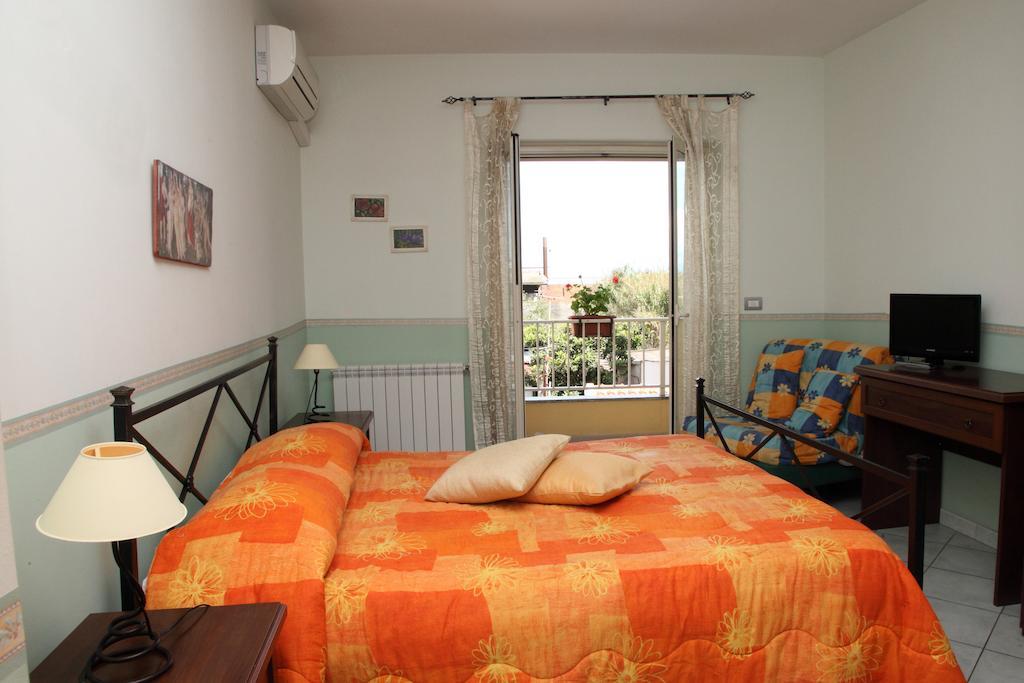 Bed And Breakfast Gigi Furci Siculo Bilik gambar