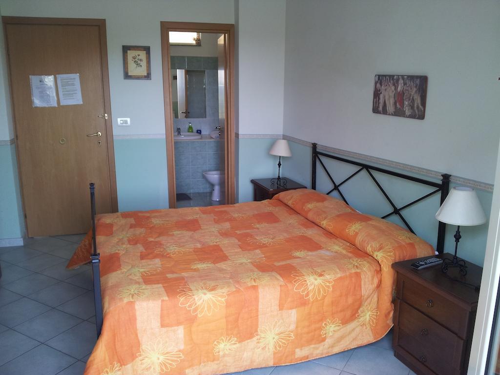Bed And Breakfast Gigi Furci Siculo Bilik gambar